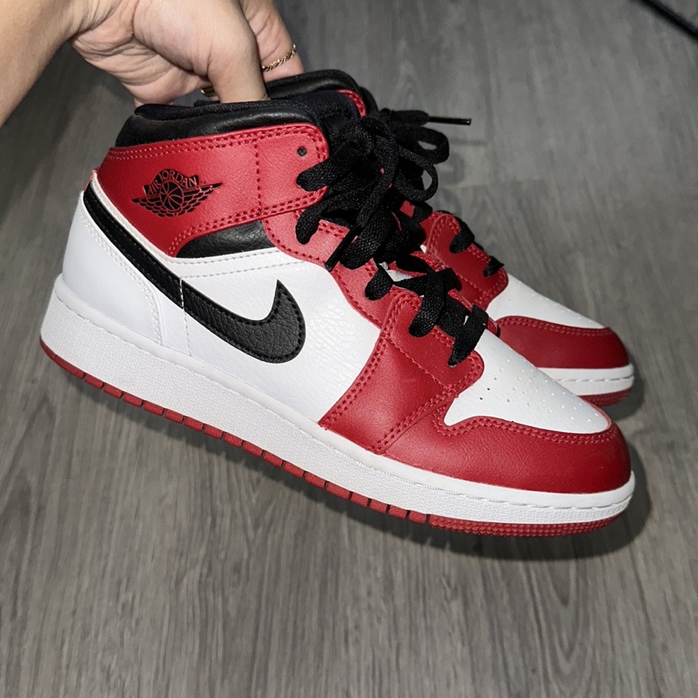 Nike Air Jordan 1 Mid Chicago 2020 Red White Black, Size 5.5Y/Women’s 7 Sneakers
